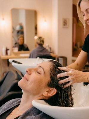 La salute dei capelli inizia dalla cute: perché la